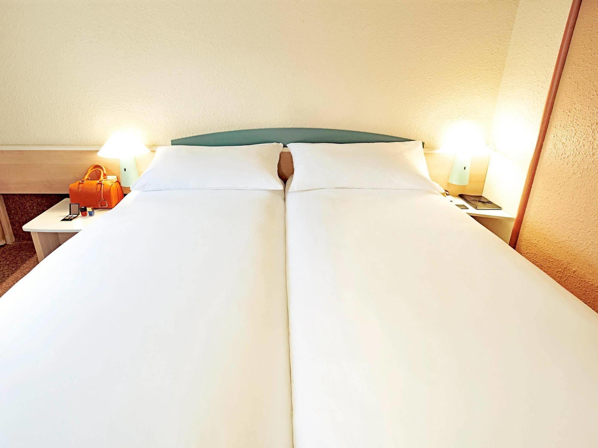 ibis Archamps Porte de Genève Buitenkant foto